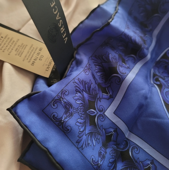 COPY - Versace Silk/blue, Red soft Scarf... Fabulous colors and detail... - Picture 2 of 7